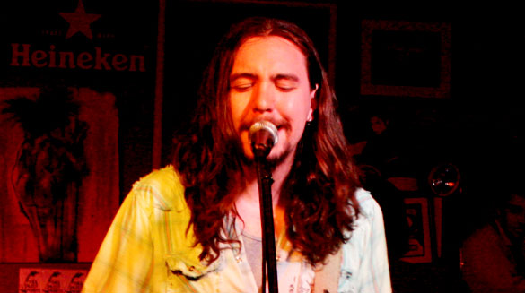 kevin-redlich-eyes-closed2